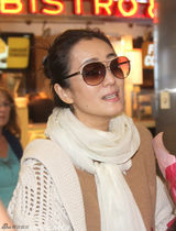 组图：巩俐素颜现身洛杉矶 黑丝美腿诱人