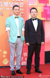 组图：陈欣若亮相金曲奖红毯 浅蓝色西装抢眼