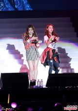 组图：韩团4minute性感登陆香港 热舞大秀美腿