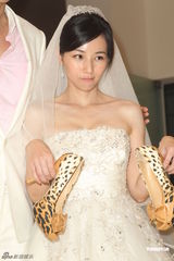 组图：陈怡蓉婚纱妩媚亮相 携手郭品超浪漫走秀