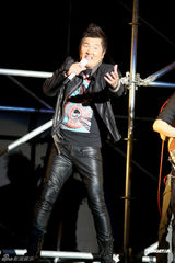 组图：孙楠无锡演唱会秀才艺 张靓颖亮相再现海豚音