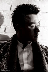 组图：佟大为《睿士》大片 西装深沉眼神忧郁