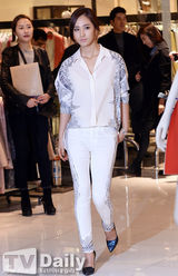 组图：少女时代Yuri等助阵潮牌活动展御姐范儿