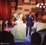 组图：Gaga白裙化身外星来客 乘飞船白宫献唱