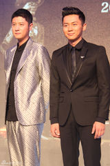 组图：任重出席时尚颁奖礼 花西装亮点足