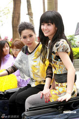 幻灯图：TWINS记者会上对饮 宣布下月开演唱会