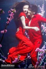 组图：潘霜霜化身水中精灵 渲染烈红色祝福爱情