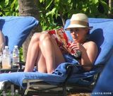 幻灯：传希拉里达芙已与男友订婚 海边度假秀钻戒