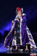 组图：幸田来未开唱变身蓝色妖姬 撅臀秀S曲线