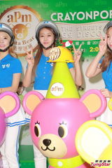 组图：Crayon Pop戴头盔现身握手会 大跳热舞