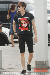 组图：李钟硕赴菲律宾拍新片 邻家男孩巨星范