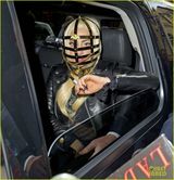 组图：Lady Gaga戴铁笼面罩现身 配金属链条造型诡异