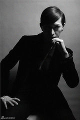 组图：MARC李元鹏化身恶魔秀百变 烟熏妆半裸出镜