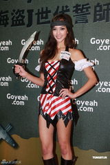 组图：Jessica C.海盗装性感亮相 化身游戏女主角