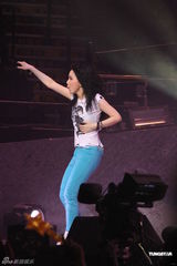 组图：邓紫棋红馆劲歌热舞 谢安琪张继聪夫妇助阵