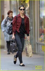 组图：凯蒂霍尔姆斯格子外衣街头拿零食