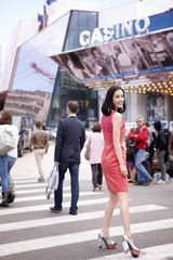 组图：黄圣依徜徉戛纳街头追求小城大梦