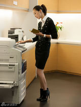 组图：韩雪街拍造型气场十足 黑色映像别有风情