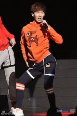 组图：2AM首尔举办粉丝见面会 好友李贤助阵同乐