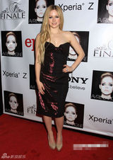 组图:艾薇儿低胸裙亮相庆功派对切蛋糕吐舌搞怪