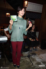 组图：阿雅卖旧衣做公益 自曝远距离恋爱进行时