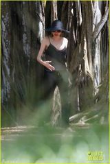 组图：朱莉切乳腺后穿吊带复工 胸部傲人依旧