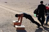 幻灯图：硬汉邵兵沙漠秀肌肉 就地取材大做俯卧撑