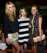 高清组图：艾玛-罗伯兹黑白条亮片礼服亮相