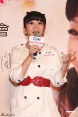 组图：陶晶莹代言女性用品 为Selina备“心灵鸡汤”