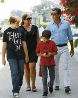 幻灯图集：皮尔斯-布鲁斯南一家幸福出游