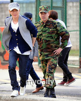 组图：SuperJunior强仁今日退伍 利特等到场祝贺