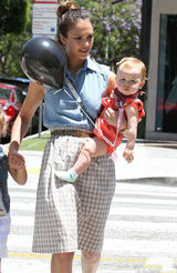 组图：潮妈杰西卡-阿尔芭和女儿逛街