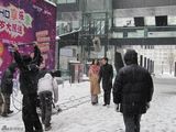 高清图：马艳丽剧组度新年 拍雪中会面网友场景