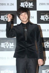 高清图：韩星严泰雄朱元新片《特别搜查总部》试映