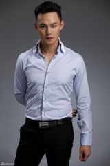 组图：尹正写真清爽出镜 潇洒硬朗十足气场