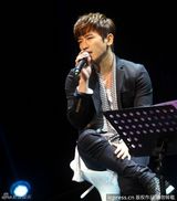 组图：神话李珉宇上海会粉丝 与辣妹热舞引尖叫连连