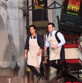 幻灯图：克鲁斯为新片变飞人 和主持人当空卖鸡蛋