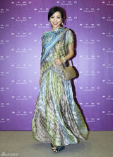 组图：张静初印花长裙亮相 飘逸彰显意式风情