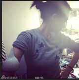 组图：王菲罕见搞怪私房照 手持宝剑犯二扮侠女