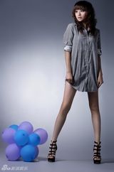 组图：曹颖复出拍写真 玩造型变身时尚辣妈 