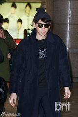 组图：歌手Rain飞日本开粉丝见面会 随和派签名