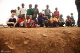 组图：海清非洲慈善之旅 探访贫民窟与儿童互动