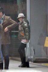 组图：安以轩现身平民小吃店 浓妆艳抹无人识