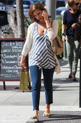 组图：阿尔芭小腹微凸孕味十足 秀乳沟越渐丰满