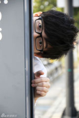 组图：清泉王子胡夏台湾行 搞怪表情扮“高铁少年”