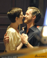 组图：安妮-海瑟薇和未婚夫热吻秀甜蜜