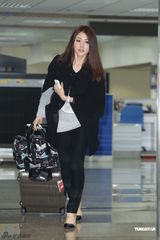 组图：佐藤麻衣现身清丽依旧 谈地震如世界末日