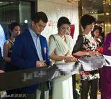 组图：黄奕金甲战袍代言 刘嘉玲李亚鹏捧场