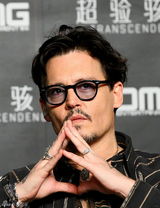 组图：德普北京宣传新片 获萌娃热吻愿定居中国