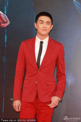 组图：林更新帅气亮相红毯 平头红西装显精神